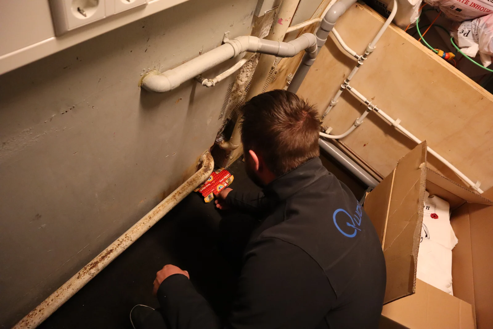 Q-Works inspecteert een moeilijk bereikbare aansluiting achter leidingen